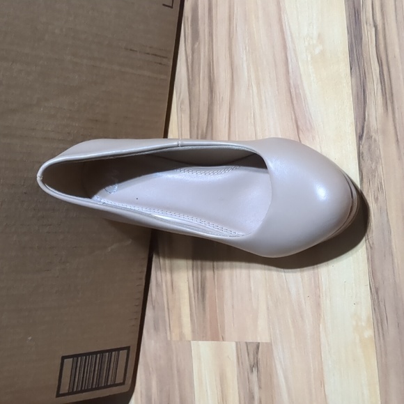 Shoes - Picture 2 of 4